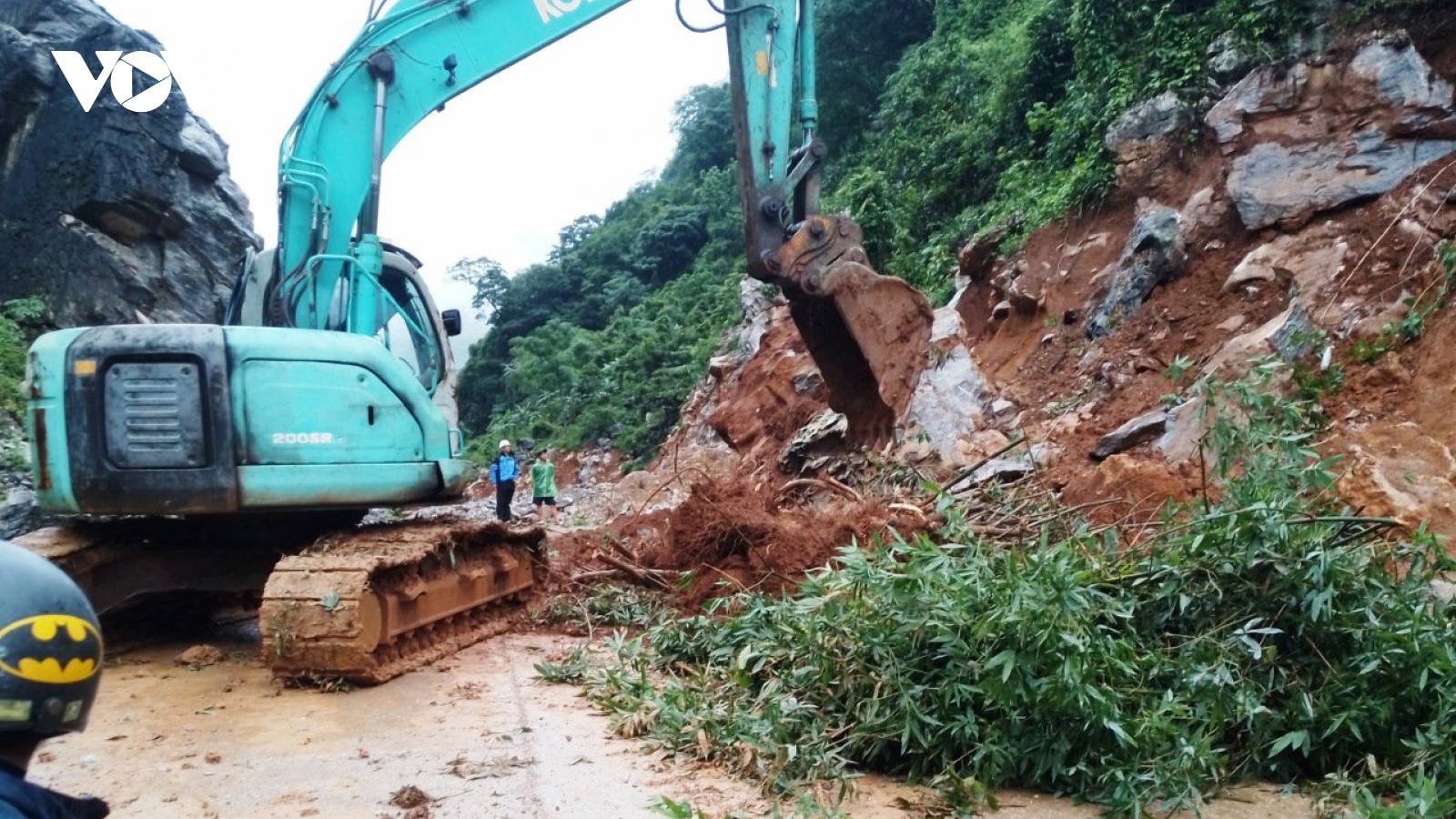 Mưa lớn làm sạt lở hàng trăm khối đất đá, nhiều tuyến đường ở Hòa Bình hư hỏng