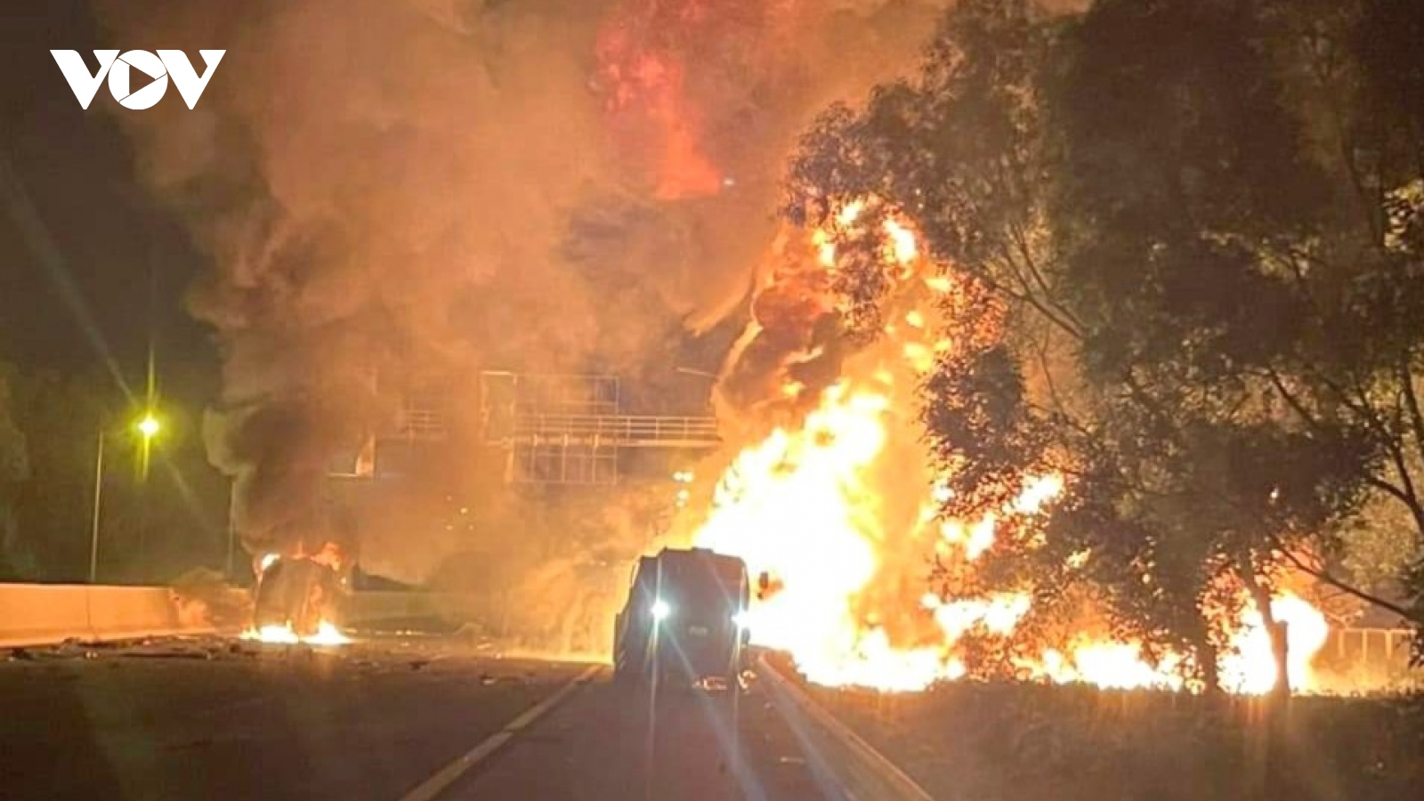 Vụ cháy xe bồn chở nhiên liệu trên cao tốc Hà Nội - Hải Phòng: 1 lái xe tử vong