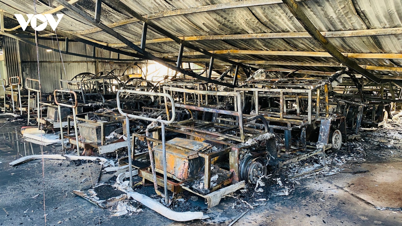 Bãi đỗ xe ở Hội An bất ngờ bốc cháy, thiêu rụi 21 xe điện du lịch