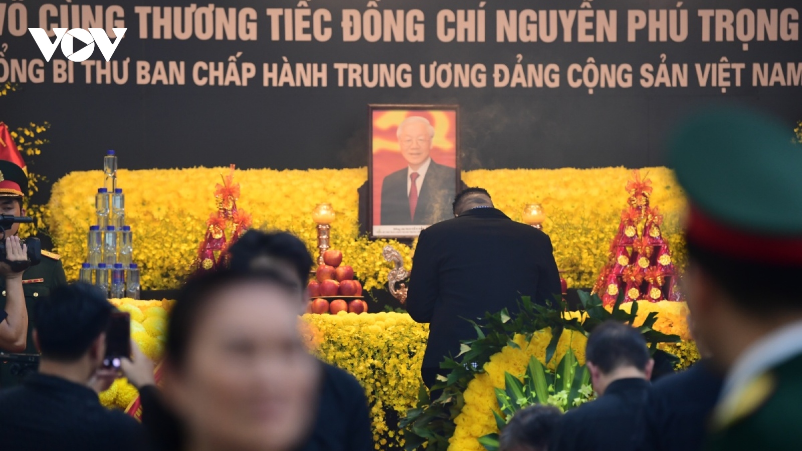 Chàng trai châu Phi xếp hàng cả cây số chờ vào viếng Tổng Bí thư Nguyễn Phú Trọng