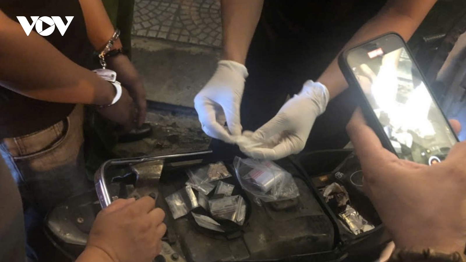 Kiểm tra người đi ngược chiều, phát hiện nhiều ma túy trong cốp xe