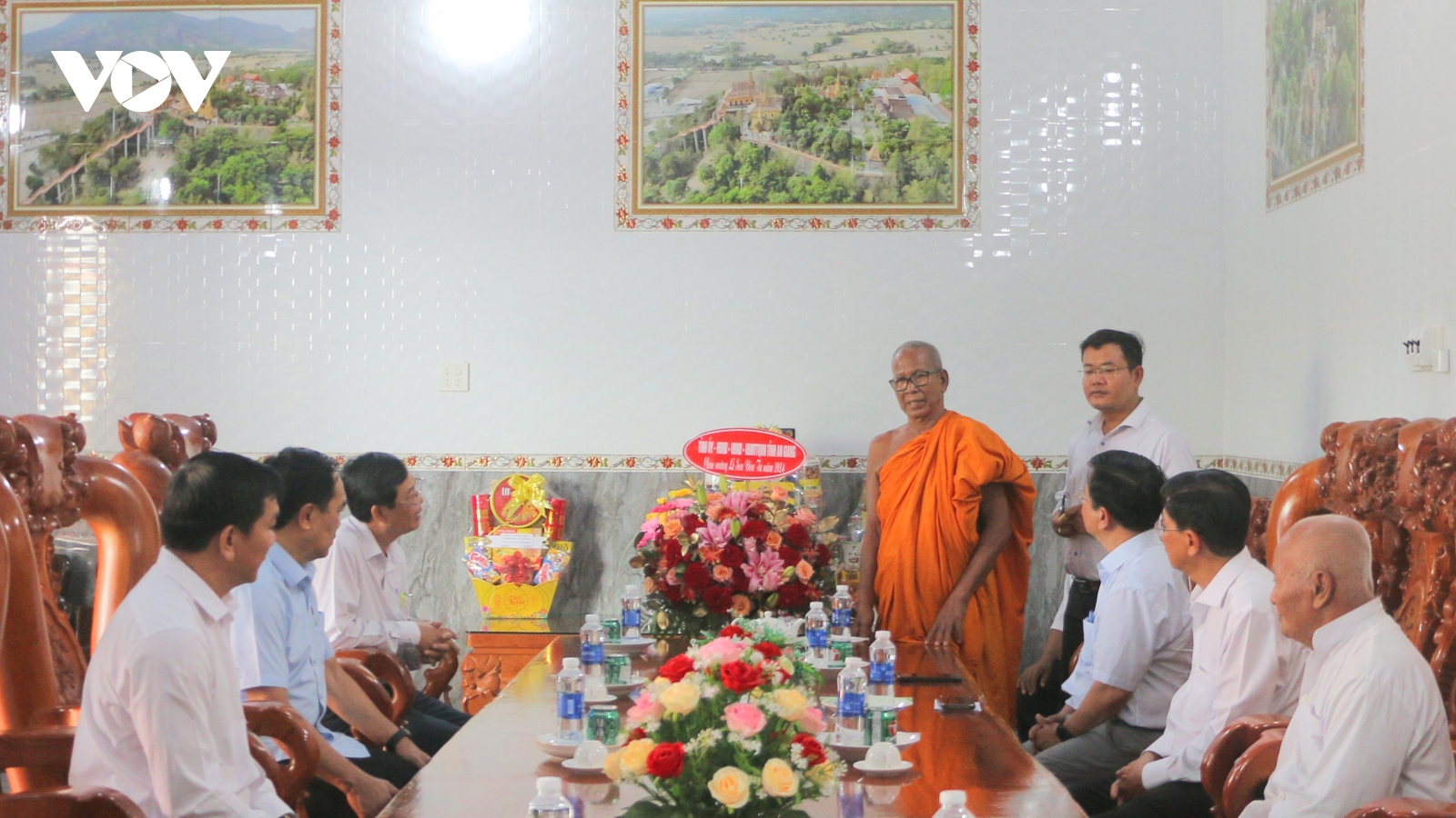 Thăm và chúc mừng Lễ Sene Dolta của đồng bào Khmer ở Trà Vinh, An Giang