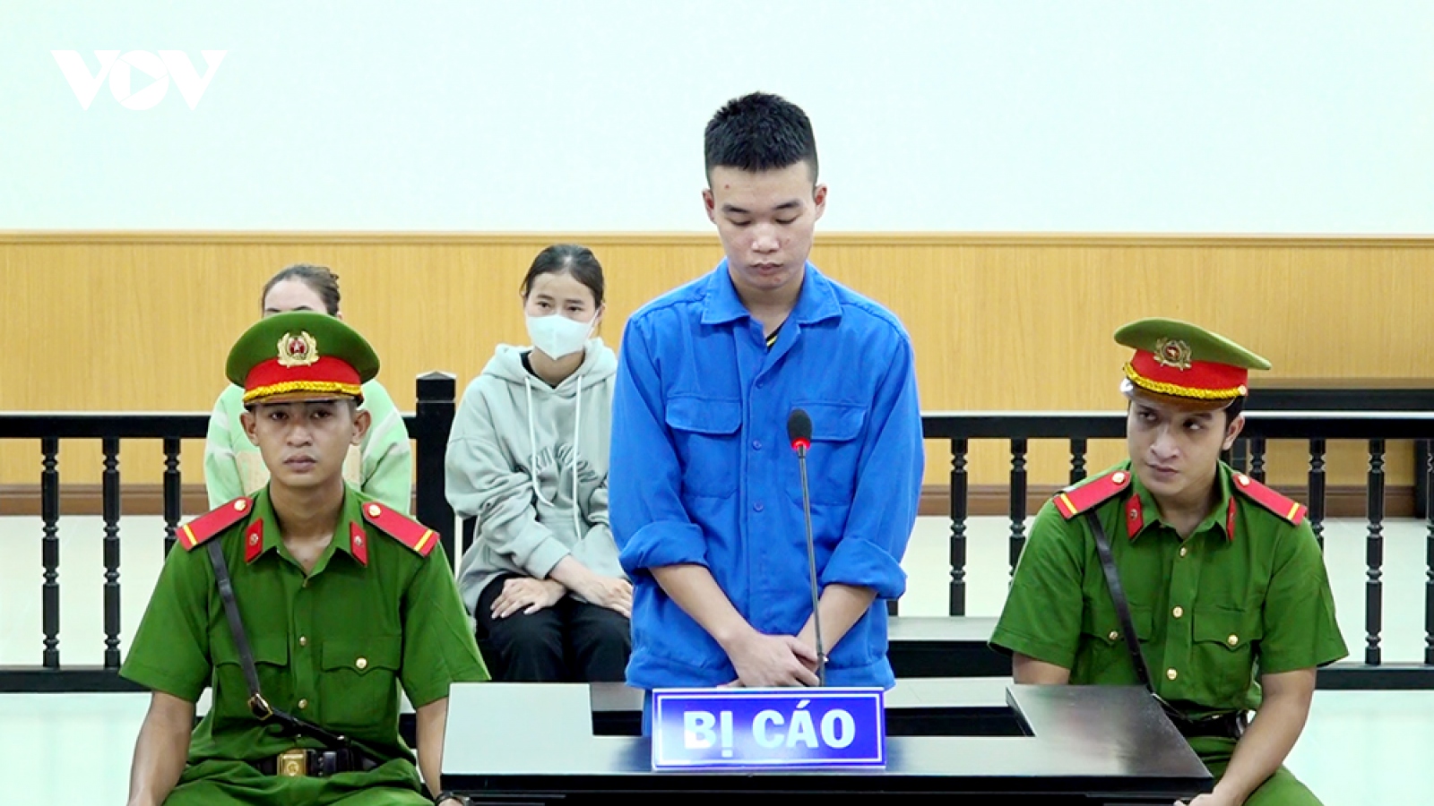 Con trai pha thuốc diệt cỏ vào nước uống nhằm giết cha