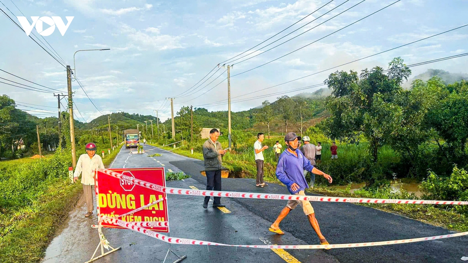 Cấm phương tiện qua lại để khắc phục sạt lở đường nối Lâm Đồng với Bình Phước