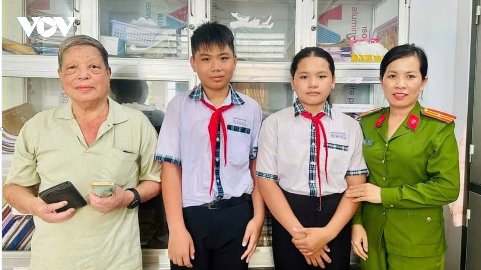 Cà Mau: Hai học sinh trả lại gần 11 triệu đồng cho người đánh rơi