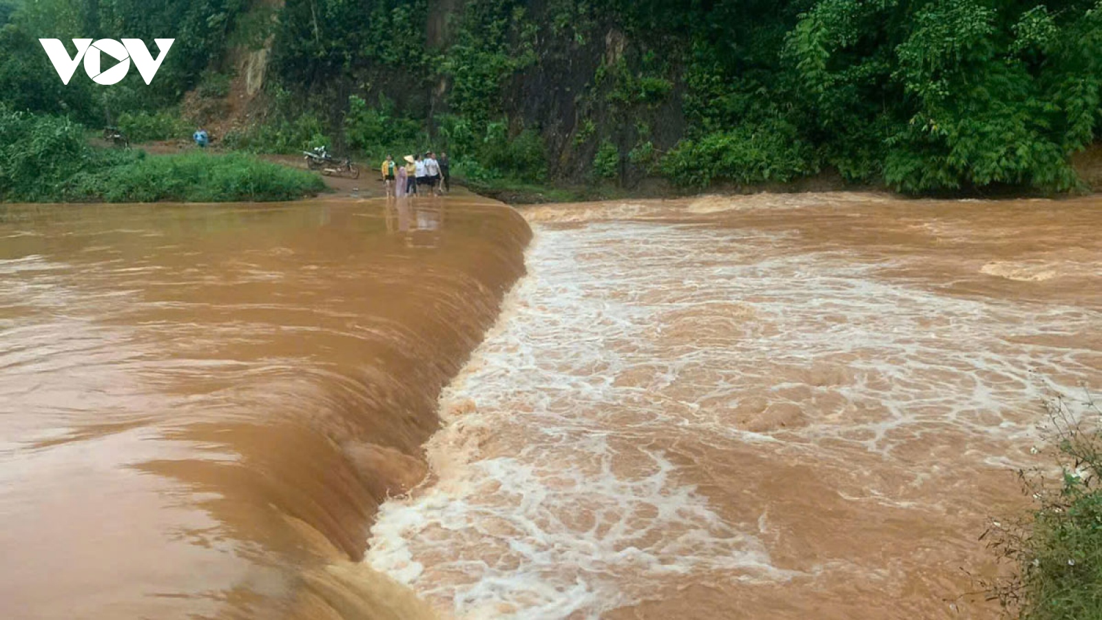Xuống suối vớt xe máy cho bạn, người đàn ông ở Bình Phước bị nước cuốn trôi