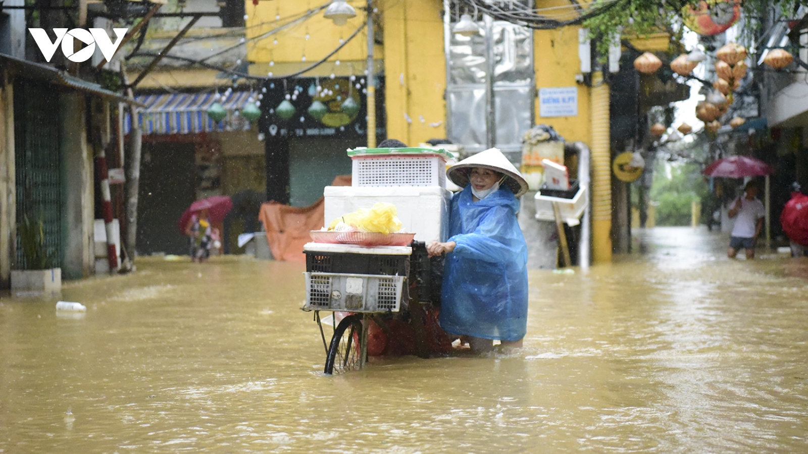 Người Hà Nội thức trắng đêm ngăn nước lũ sông Hồng tràn vào nhà