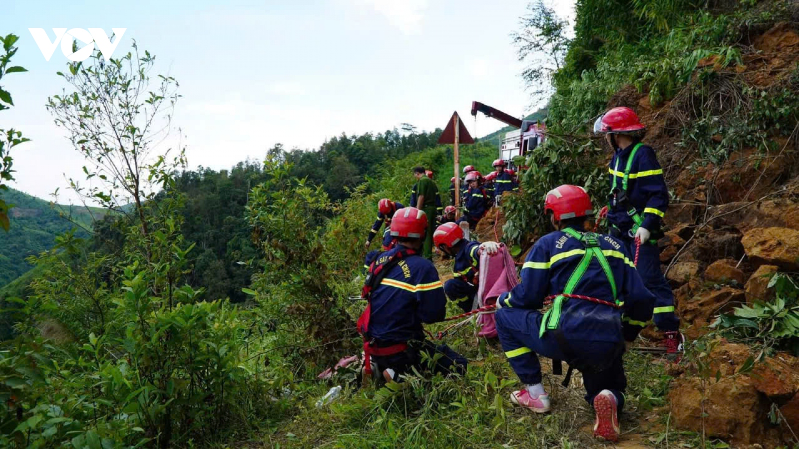 Người phụ nữ đi xe máy rơi xuống vực sâu