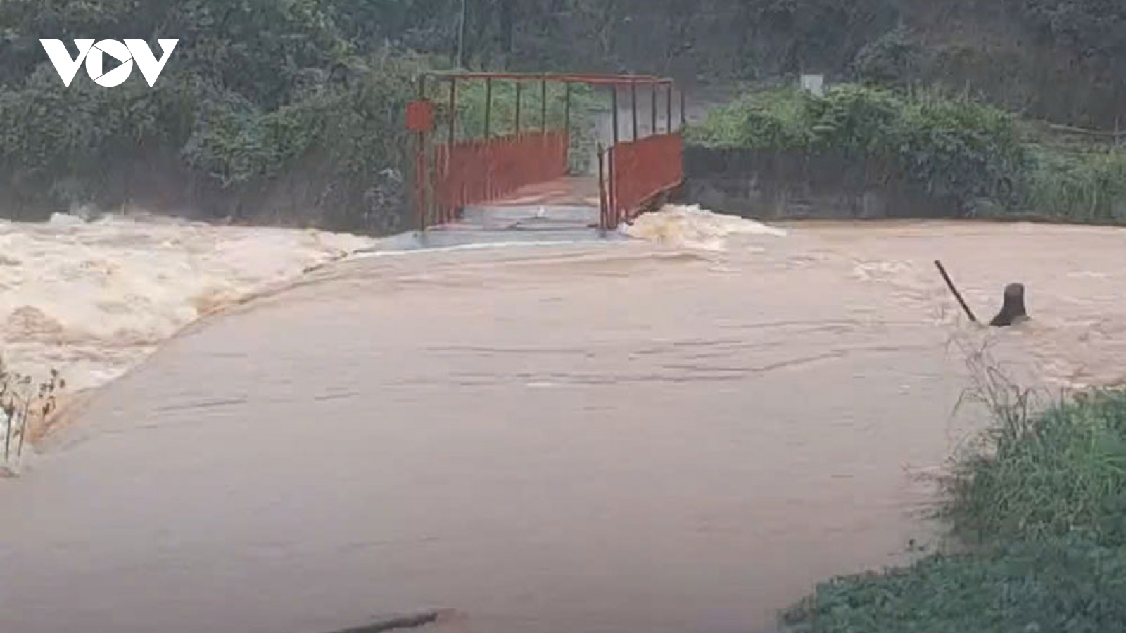 Mưa gây ngập lụt, sạt lở khiến nhiều tuyến đường ở Bình Phước bị chia cắt