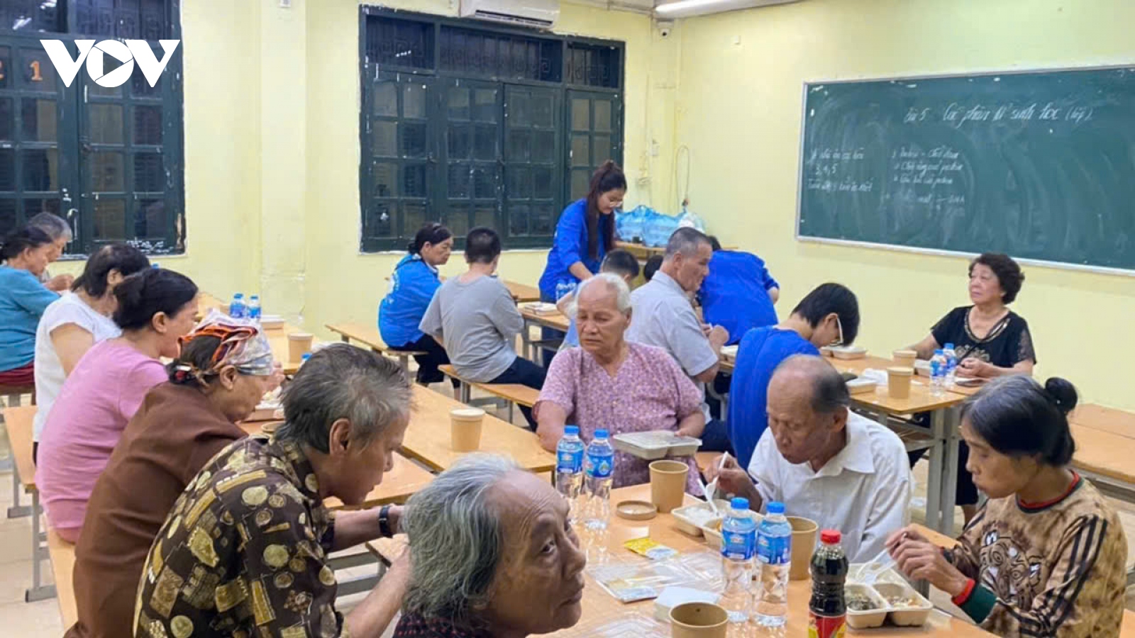 Đảm bảo đủ lương thực và chăm sóc sức khỏe cho người dân phải di dời đến nơi tránh lũ