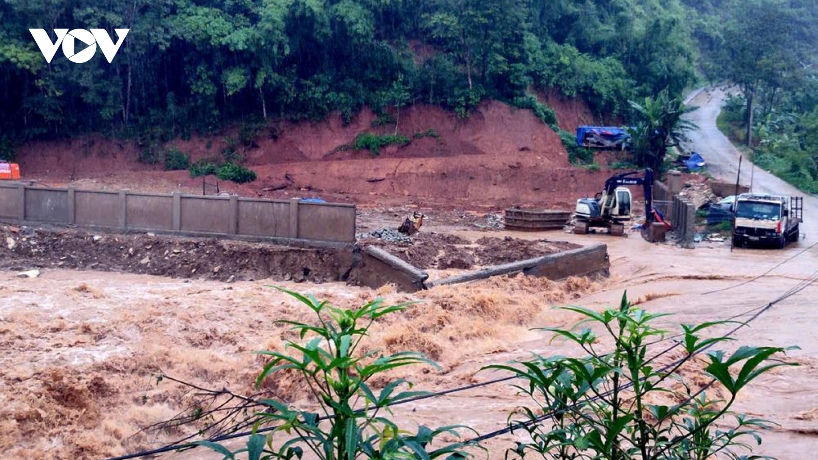 Thanh Hóa sơ tán khẩn cấp hàng chục hộ dân ở xã biên giới do lũ lớn