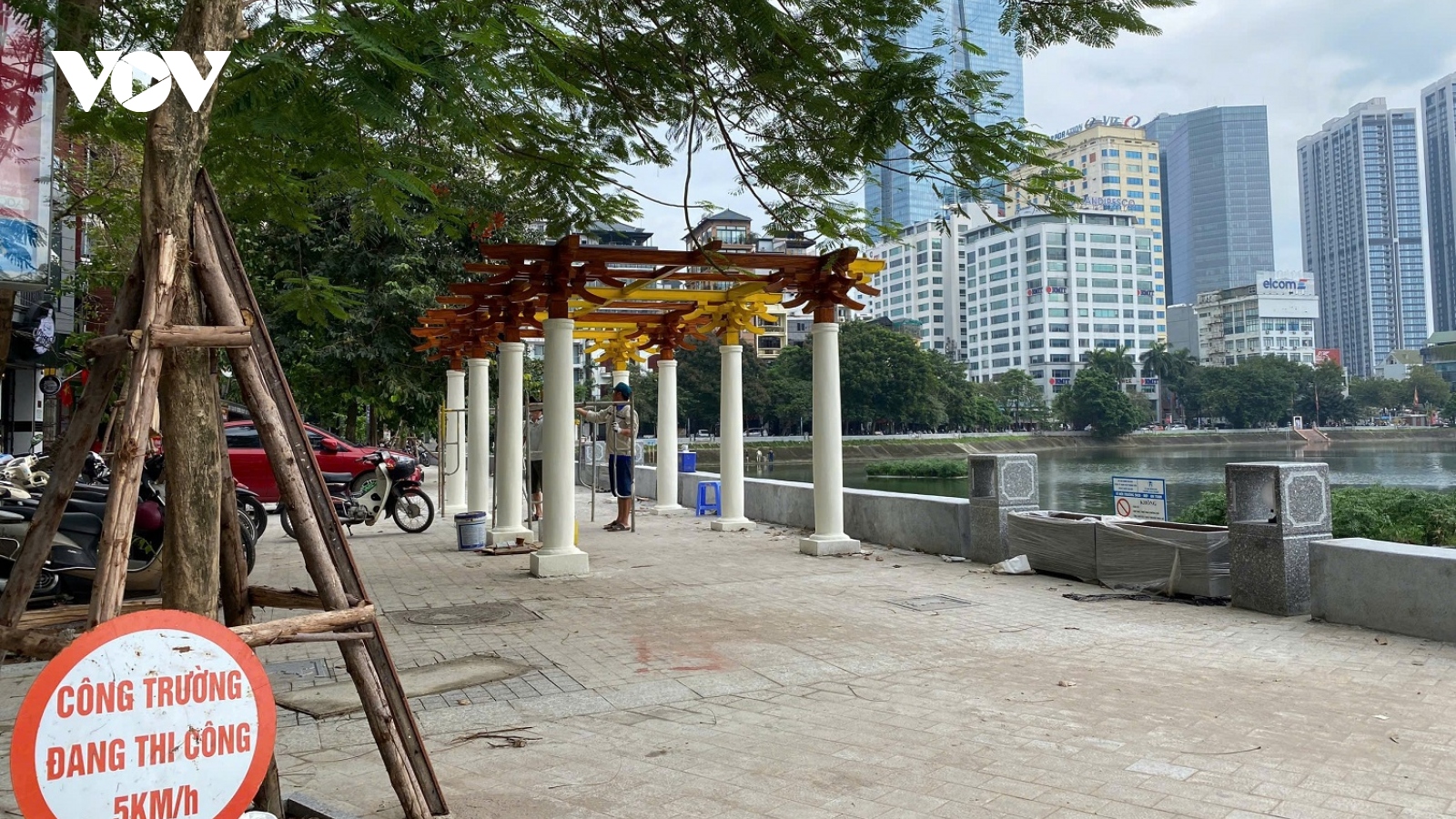 Gấp rút thi công phố đi bộ hồ Ngọc Khánh để kịp khai trương vào ngày 10/10