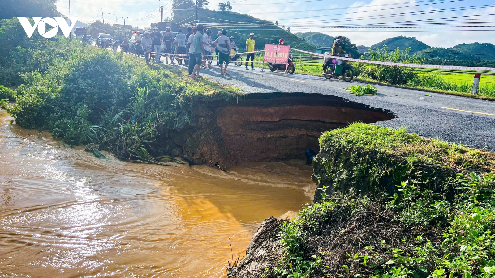 Tỉnh lộ nối Lâm Đồng-Bình Phước bị sạt lở sâu vào tim đường