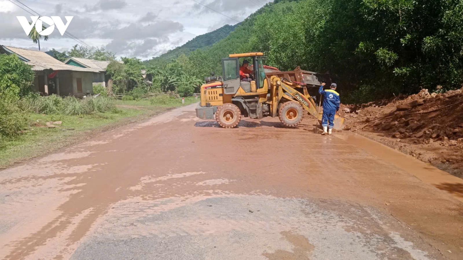 Quảng Trị khắc phục giao thông sạt lở, sự cố mất điện do bão số 4