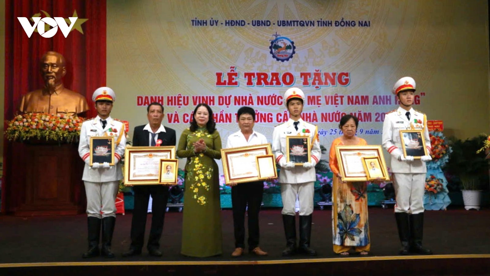 Phó Chủ tịch nước trao tặng và truy tặng danh hiệu Bà mẹ Việt Nam Anh hùng