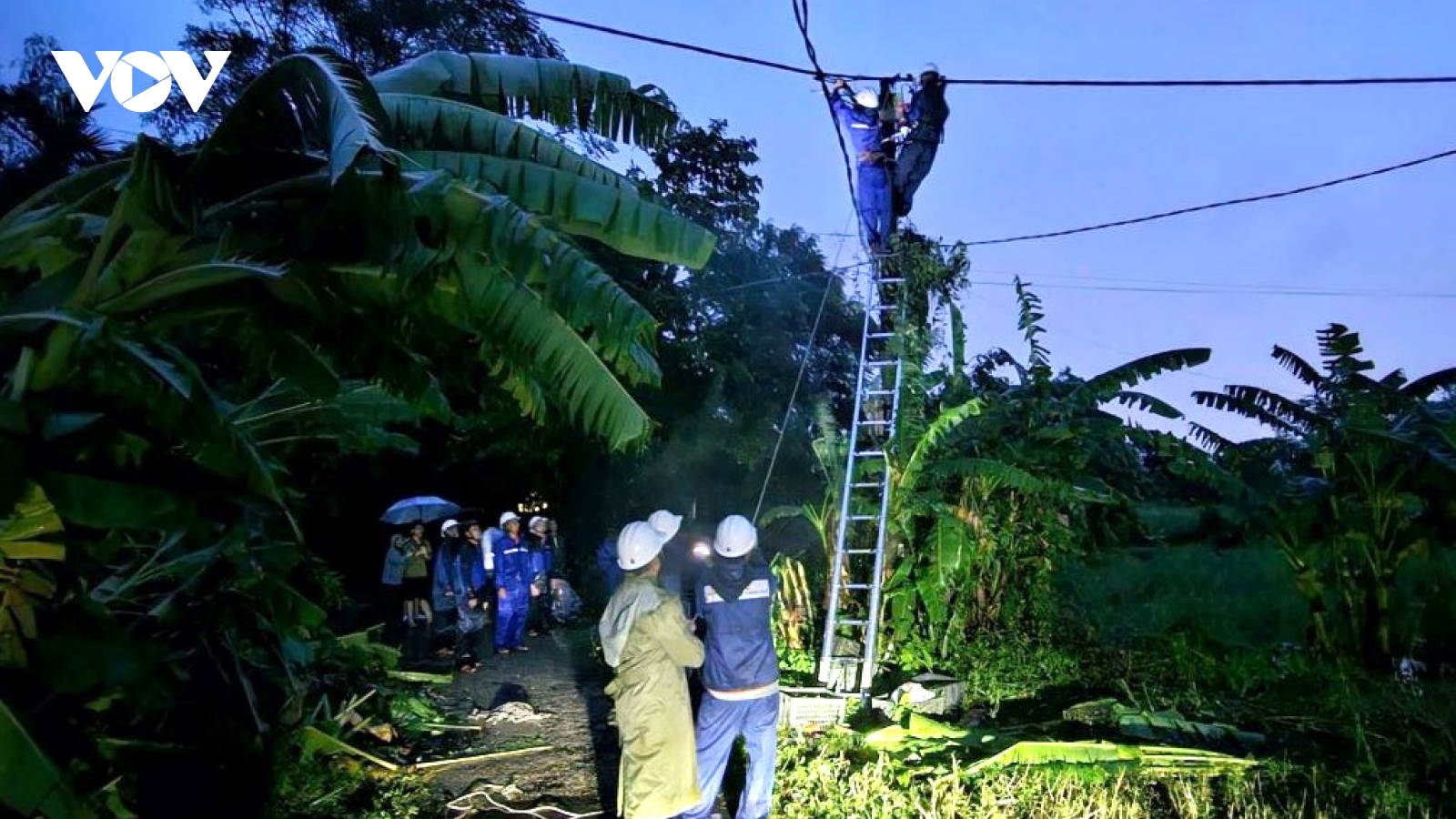 Thừa Thiên Huế nỗ lực khắc phục sự cố điện sau bão số 6