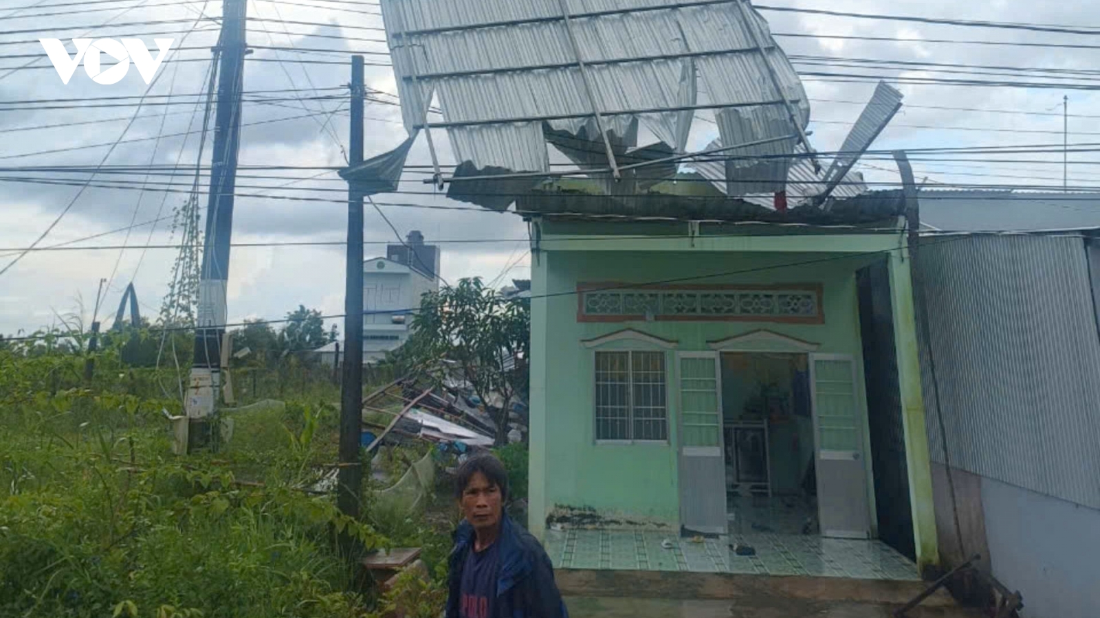 Cà Mau hỗ trợ hộ dân bị sập nhà do lốc xoáy