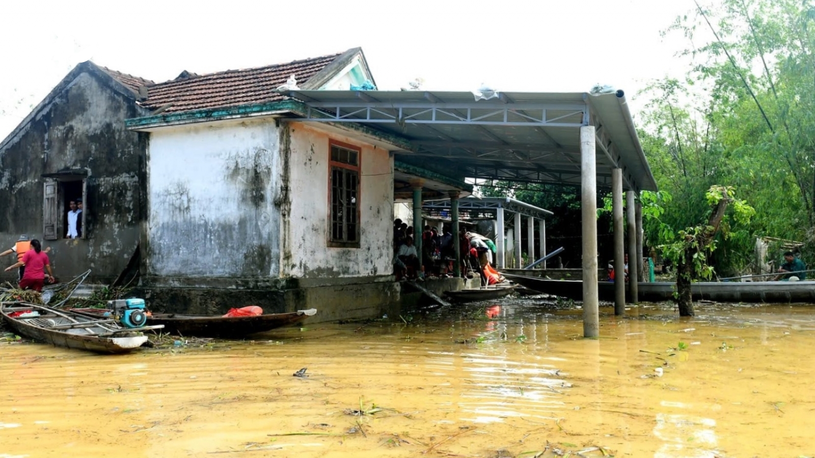 Ngã xuống sân nhà bị ngập nước, 2 bé trai ở Quảng Bình tử vong