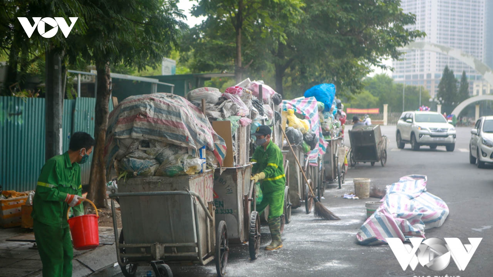 Thu gom rác ở Hà Nội không khác mấy so với hàng chục năm trước