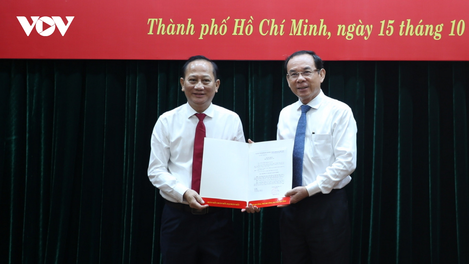 Bí thư Thành ủy TP.HCM trao quyết định điều động, bổ nhiệm một số cán bộ