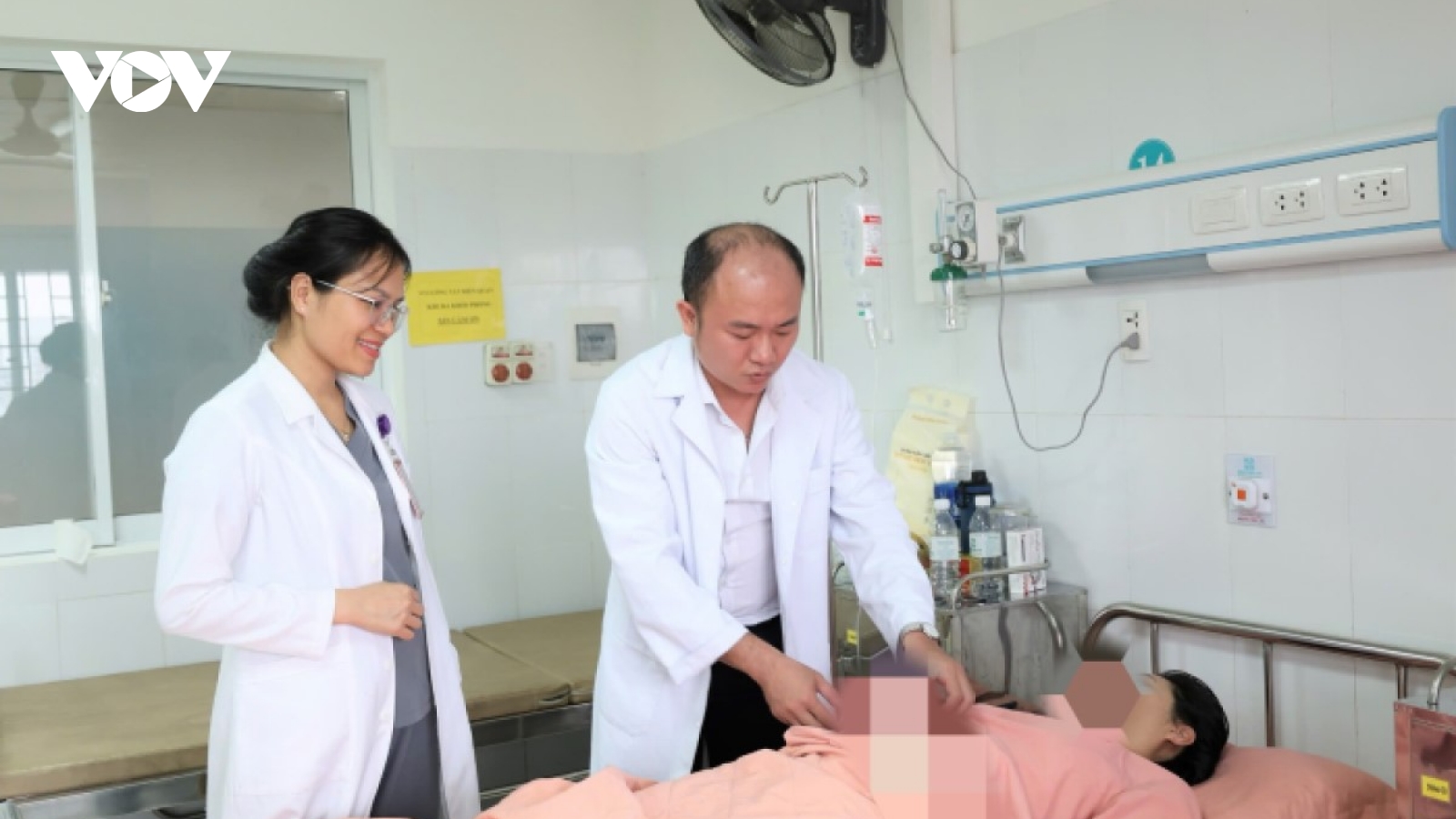 Khâu vòng tử cung giữ thai 24 tuần cho sản phụ 29 tuổi