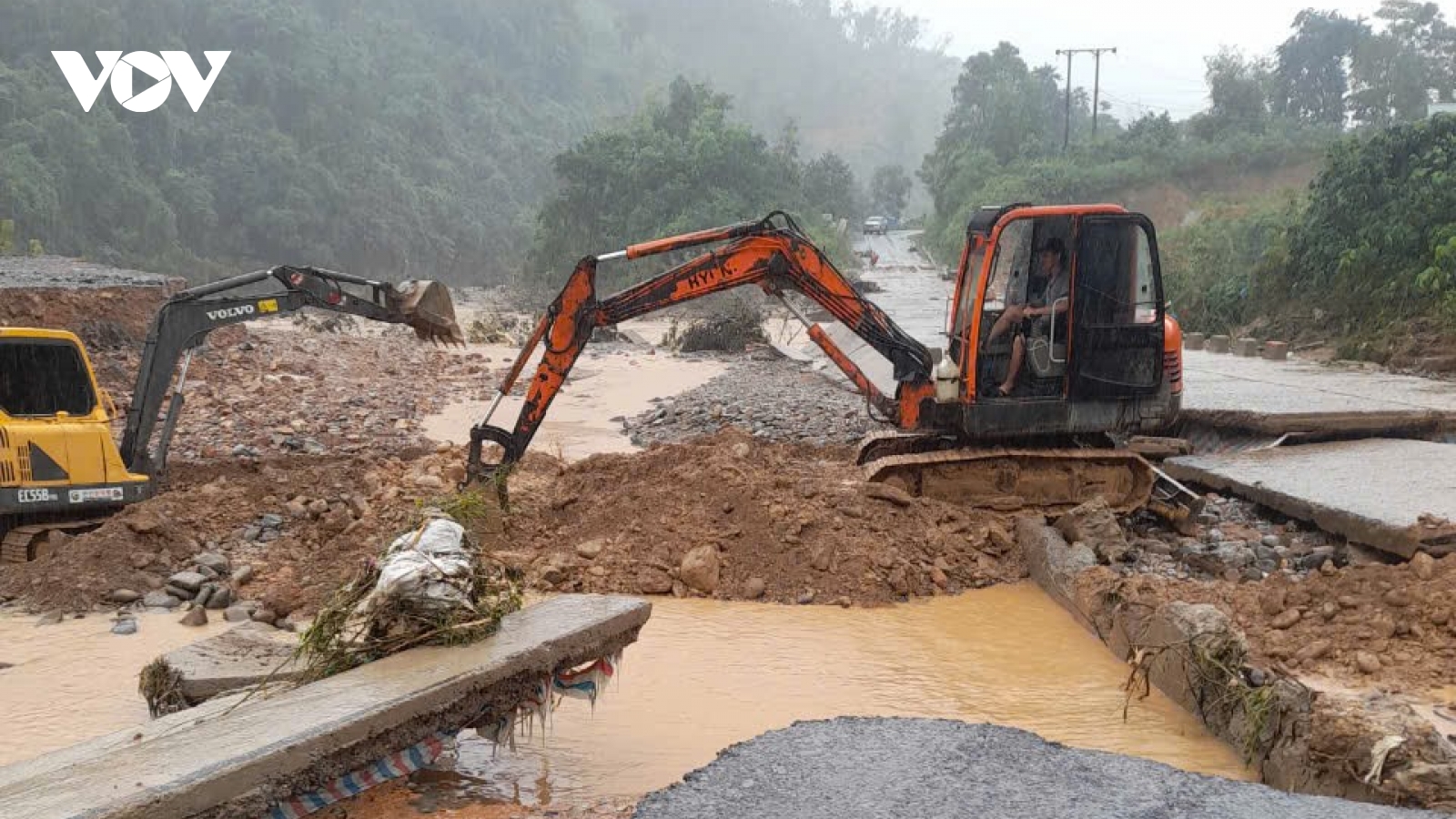 Quảng Trị khắc phục sạt lở, thông tuyến Tỉnh lộ 571