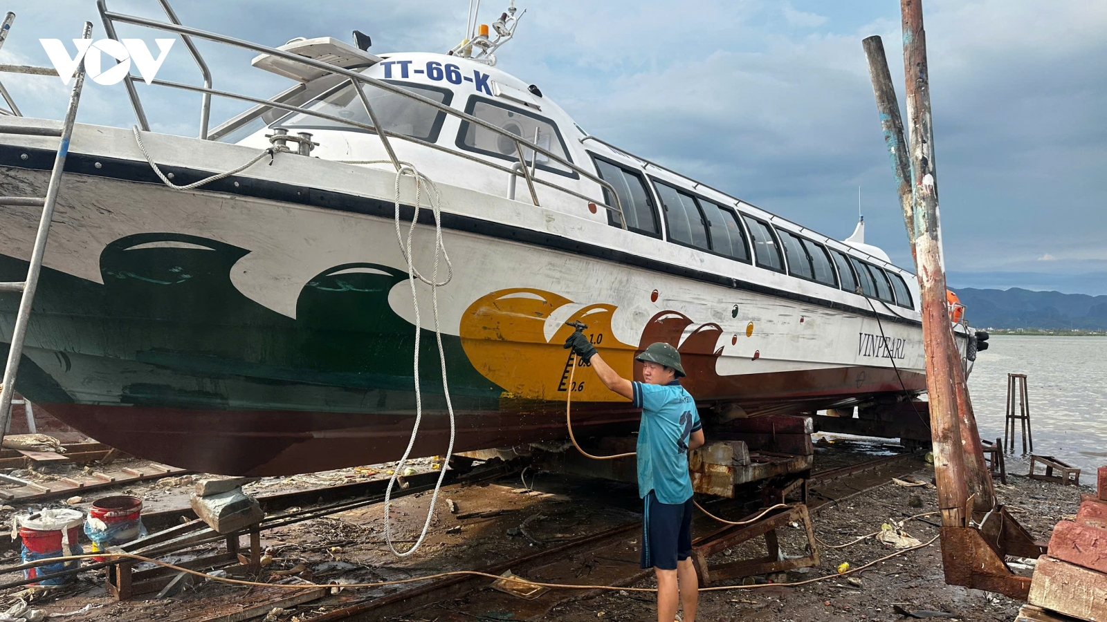 Quảng Ninh tập trung trục vớt, sữa chữa tàu thuyền bị hư hỏng do bão