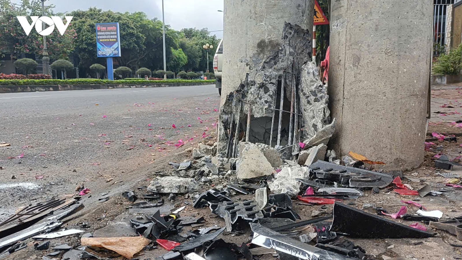 Ô tô mất lái lao vào cột điện khiến 2 người thương vong