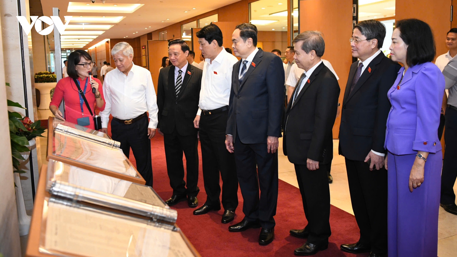 Chủ tịch nước và Chủ tịch Quốc hội tham quan triển lãm về Nhật báo "Quốc hội"