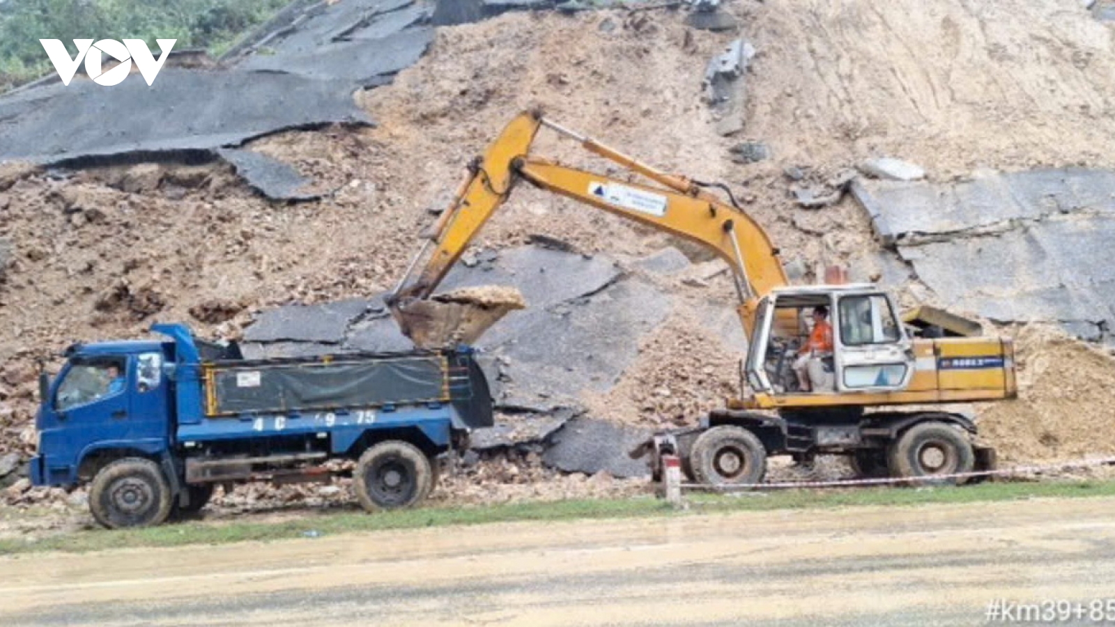 Khẩn trương xử lý sạt lở tại các quốc lộ qua miền Trung