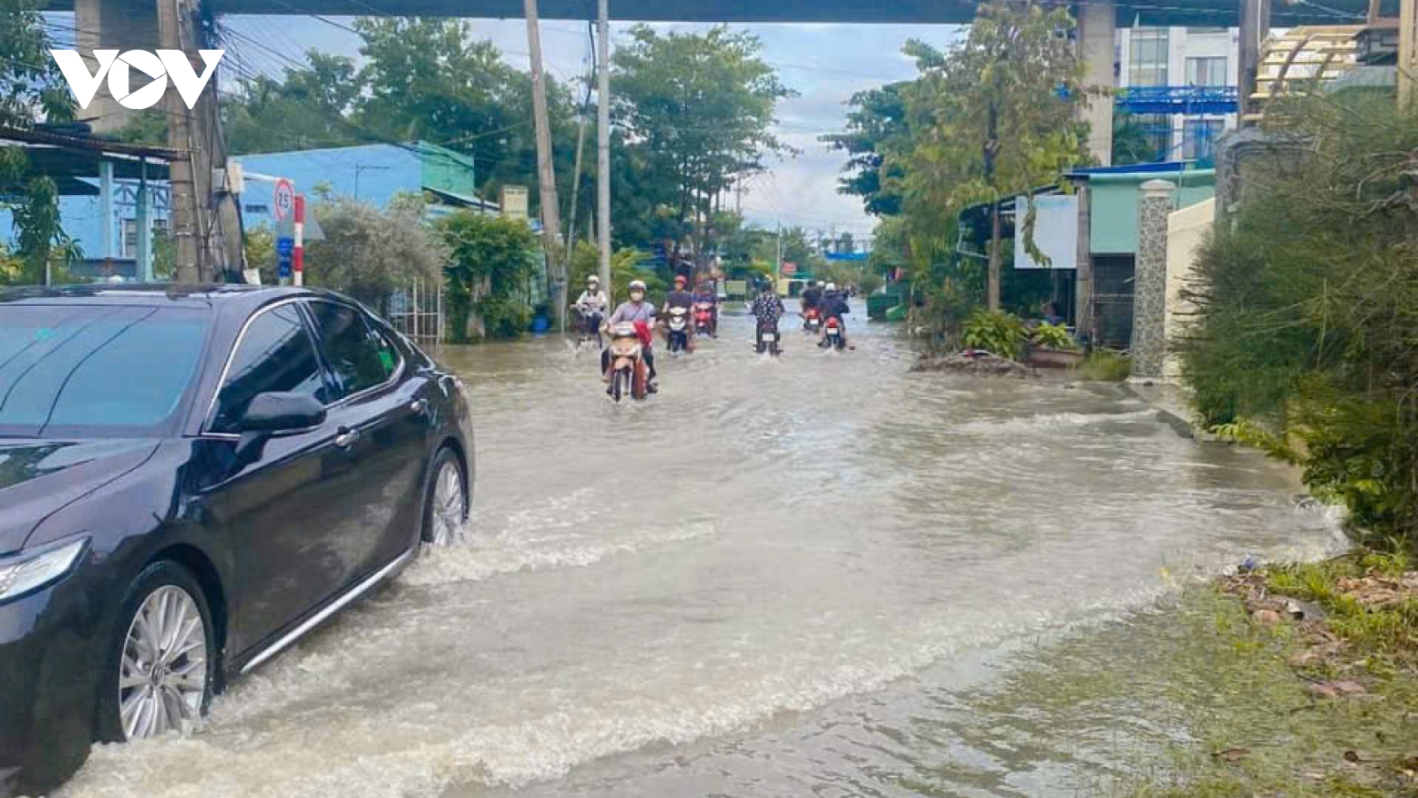 Tiền Giang: Không xử lý kịp thời đoạn đê vỡ, triều cường gây ngập sâu nhiều nơi