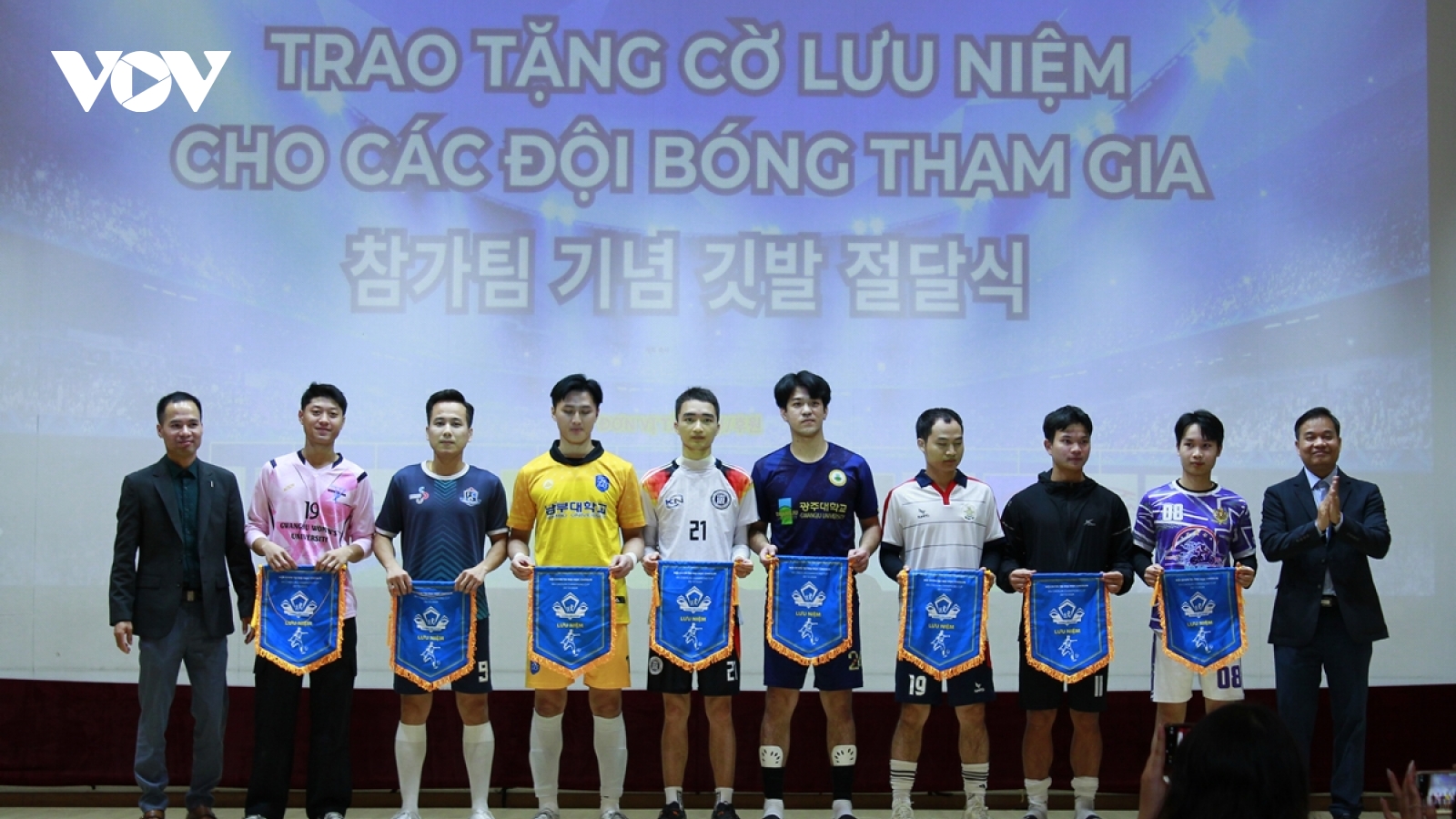 200 cầu thủ sinh viên Việt Nam tại Hàn Quốc tranh tài trên sân cỏ