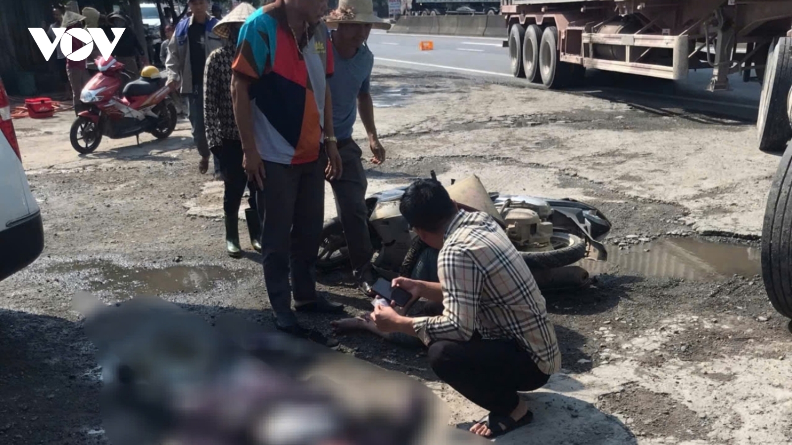 Quảng Bình: Xe container va chạm xe máy làm 1 người chết