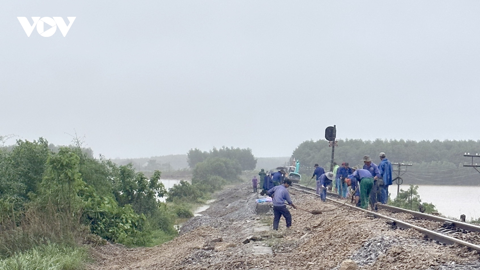 Đường sắt qua tỉnh Quảng Trị bị nước lũ xói lở nghiêm trọng