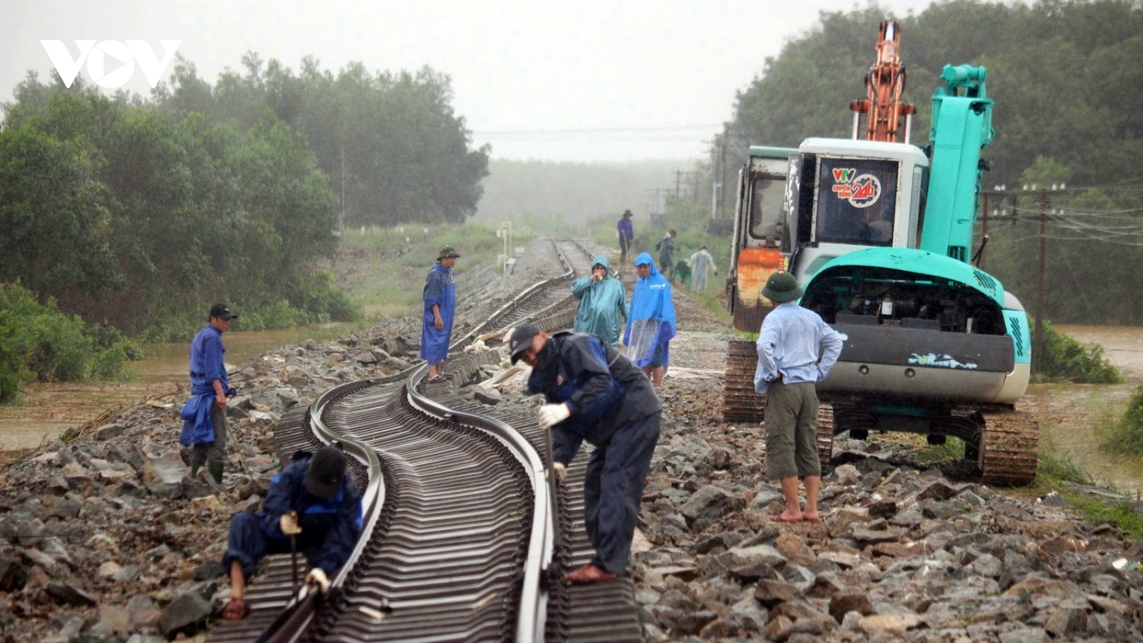 Dự kiến chiều 29/10 sẽ thông tuyến đường sắt qua tỉnh Quảng Trị