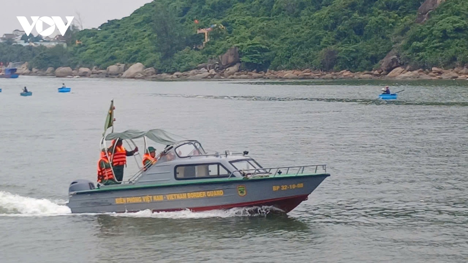 Ứng phó với bão số 6: Các tỉnh miền Trung tập trung chống ngập, sạt lở