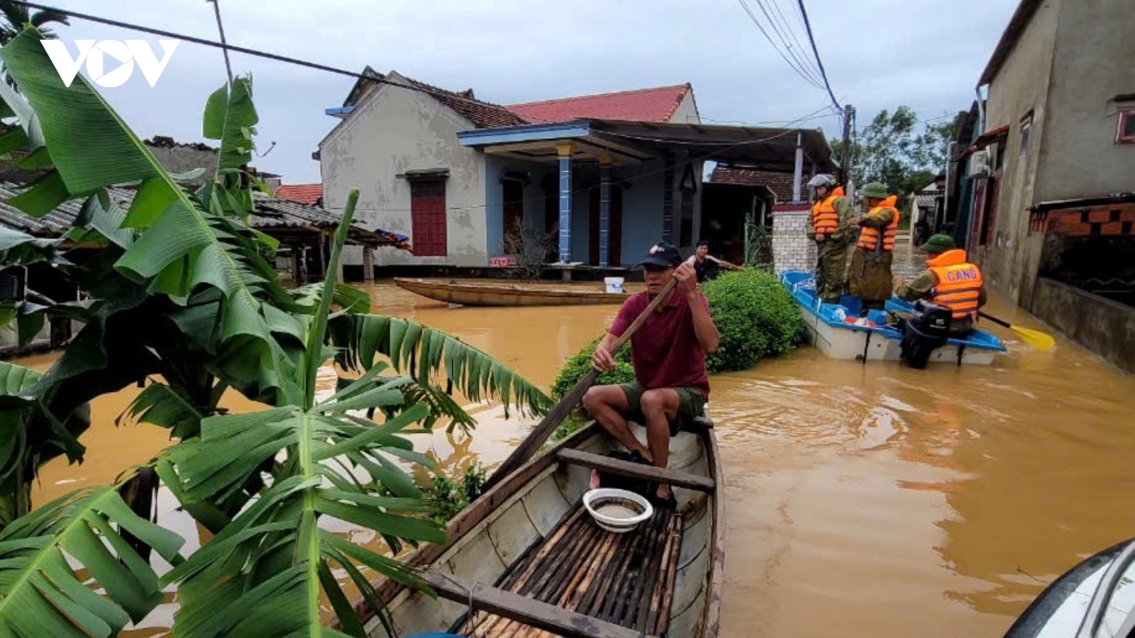 Quảng Bình: 28.000 hộ dân bị ngập lụt, tiếp tục di dời dân trong đêm