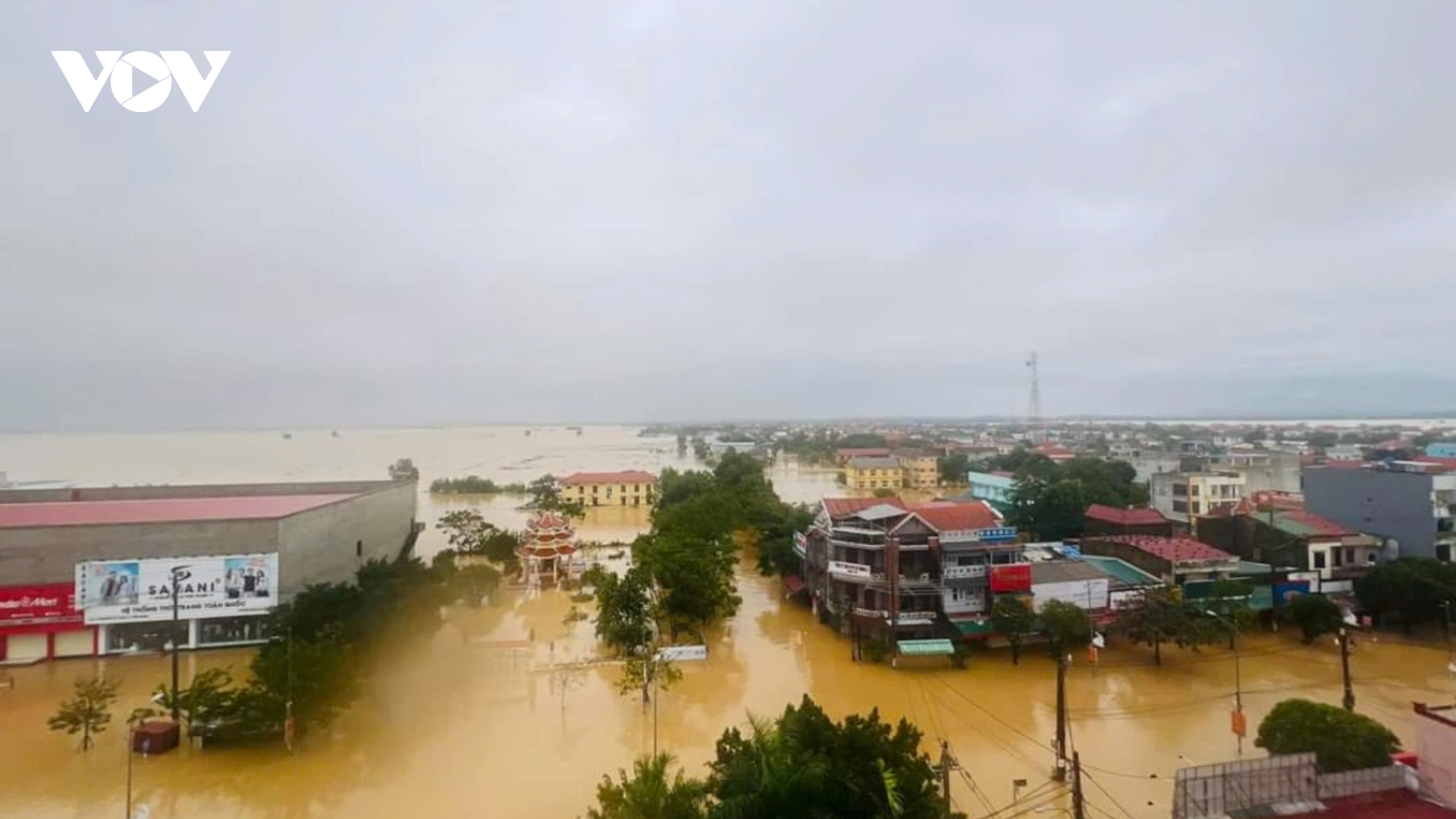 Mưa lũ tại Quảng Bình làm ngập 15.000 nhà dân