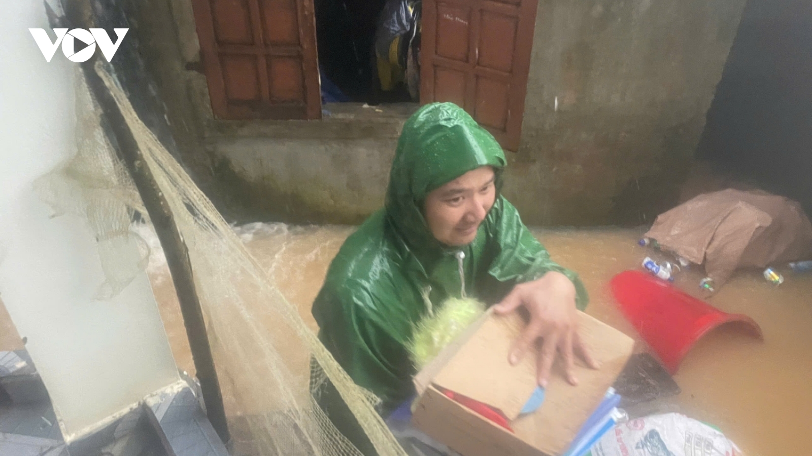 Quảng Bình: Kịp thời cứu 2 người bị nước lũ cuốn trôi