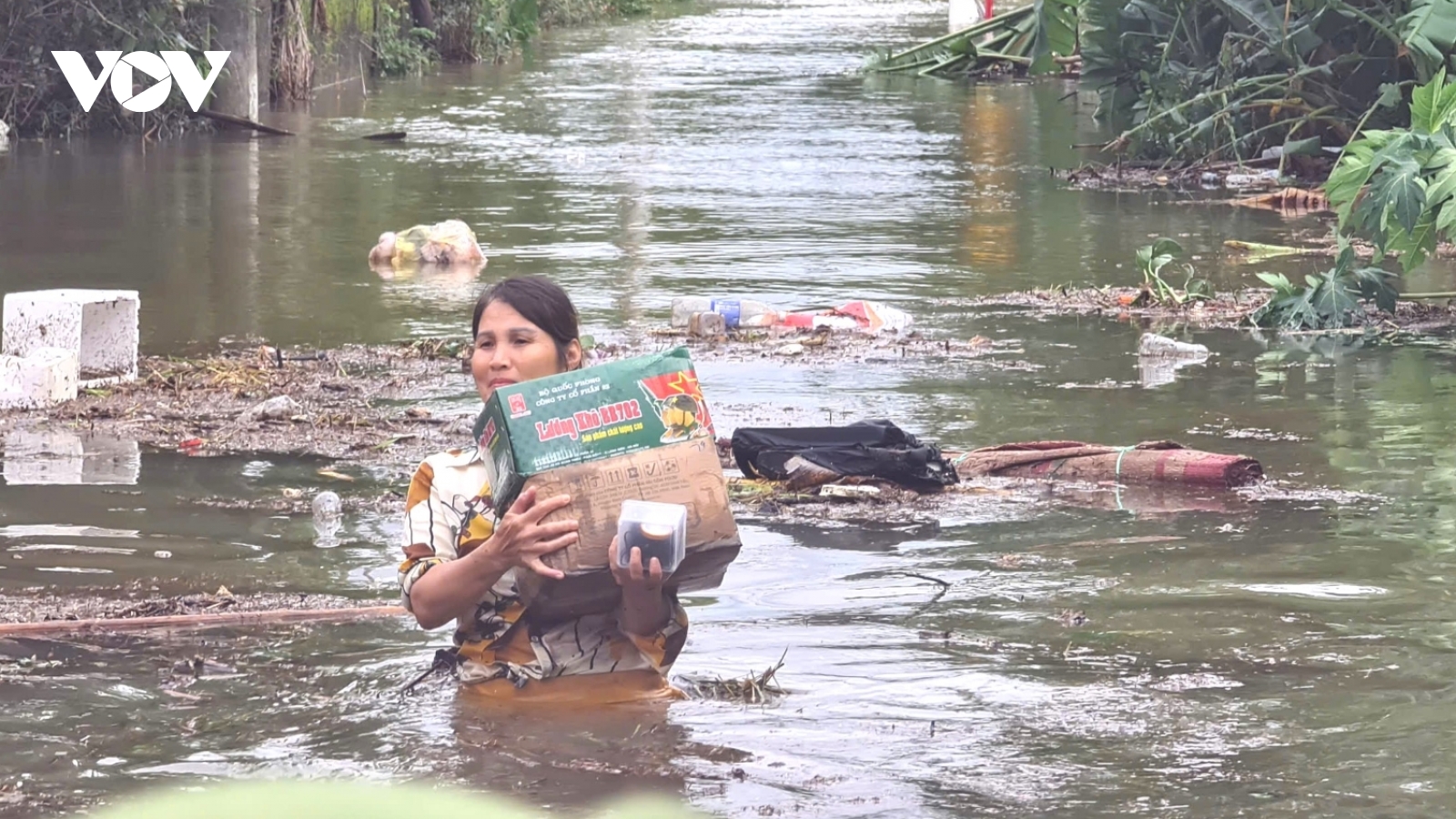 Quảng Bình ngớt mưa, lũ rút chậm, đời sống sinh hoạt dân vùng lũ gặp khó khăn