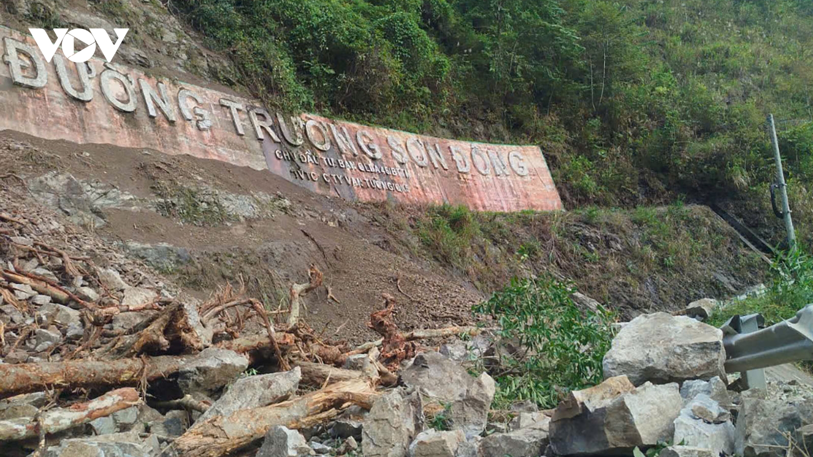 Khắc phục nhanh ách tắc tại điểm sạt lở trên đường Trường Sơn Đông