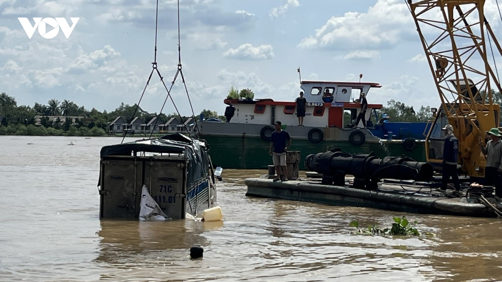 Trục vớt thành công ô tô bị nạn tại bến phà Tân Phong - Hiệp Đức