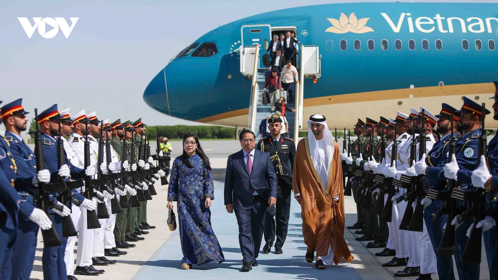 Thủ tướng Phạm Minh Chính đến Abu Dhabi bắt đầu chuyến thăm chính thức UAE