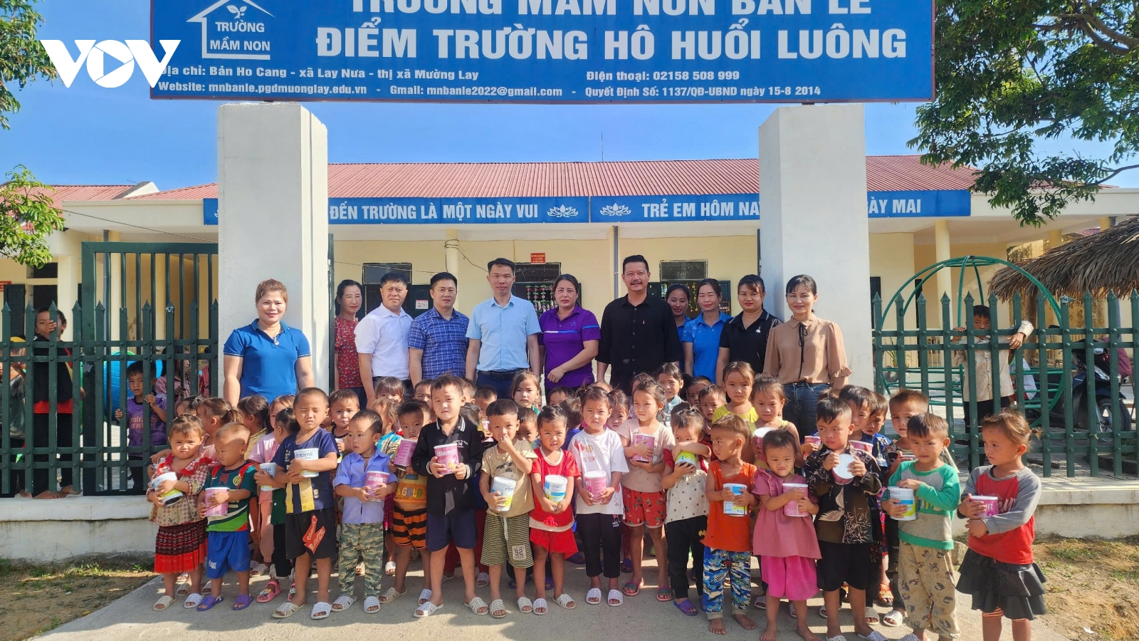 VOV trao quà cho học sinh vùng khó Điện Biên