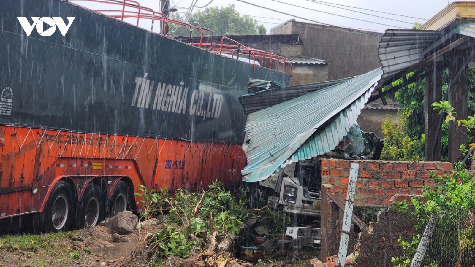 Xe container tông vào nhà dân ở Quảng Bình