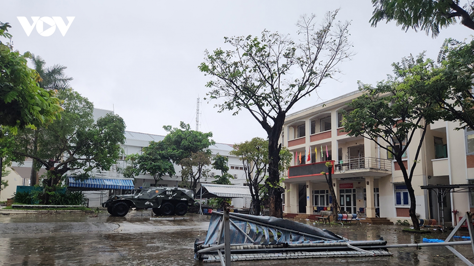 Đà Nẵng mưa cả đêm, sóng biển dâng cao sát đường