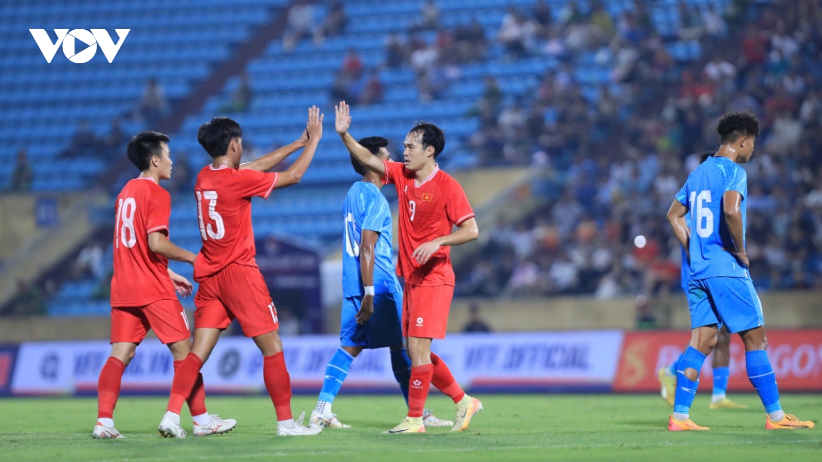 Bảng xếp hạng FIFA mới nhất: ĐT Việt Nam bất ngờ tăng bậc, vẫn bỏ xa Indonesia