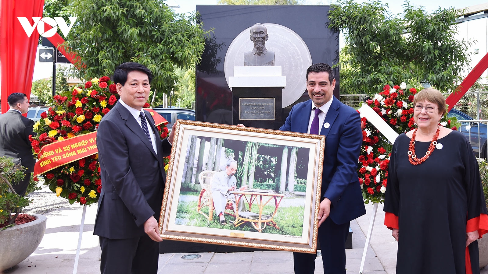 Chủ tịch nước Lương Cường đặt vòng hoa tưởng niệm Chủ tịch Hồ Chí Minh tại Chile
