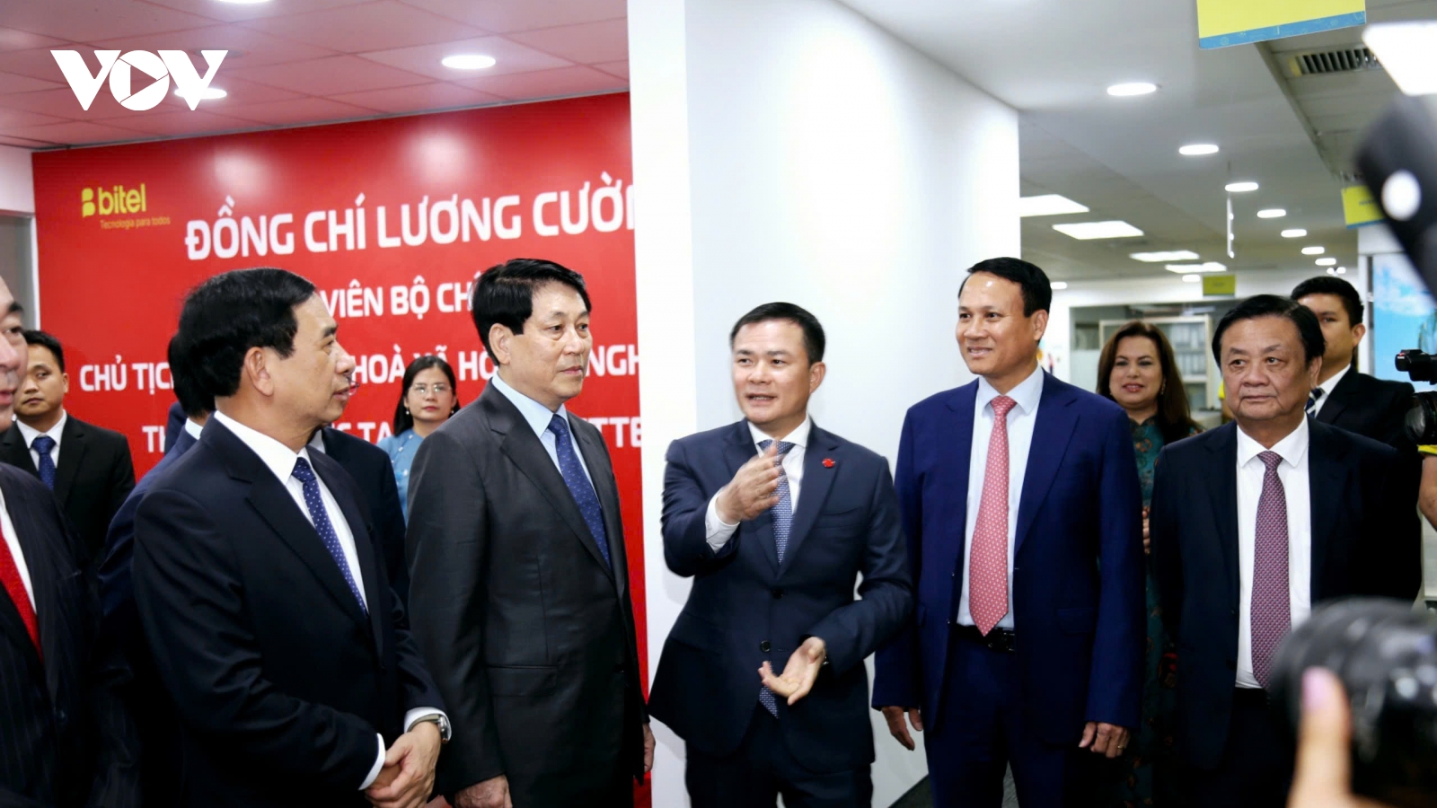 Chủ tịch nước Lương Cường thăm và làm việc tại Công ty viễn thông Bitel