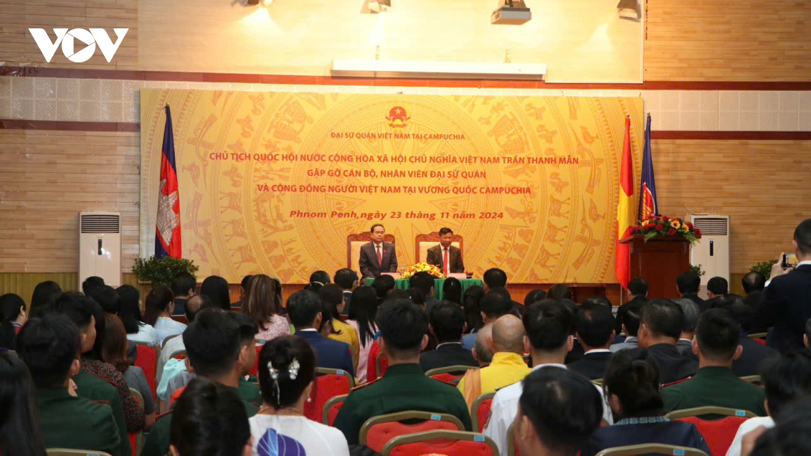 Chủ tịch Quốc hội gặp gỡ cán bộ, nhân viên ĐSQ và cộng đồng người Việt tại Campuchia